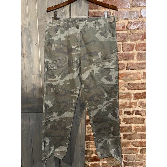 Airwalk Women’s Camo Pants Sz 14 Cargo Cinch Ankle 34x31 midrise EUC - Picture 2 of 9